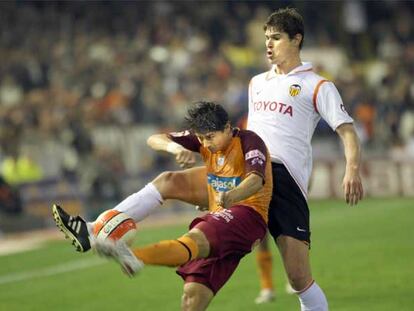 Jesús Vázquez y Zigic pelean el balón.