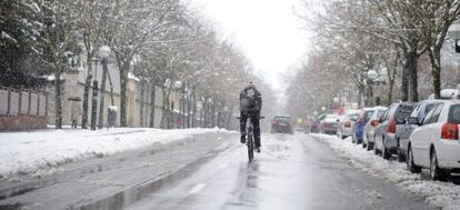 Una calle de Vitoria, esta mañana, cubierta por la nieve.