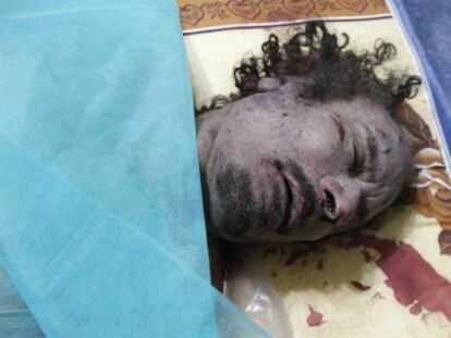El cadáver del líder libio Muamar el Gadafi.