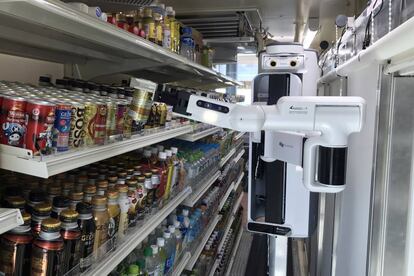 Una unidad del robot TX Scara repone bebidas en una tienda de la cadena FamilyMart en Japón.