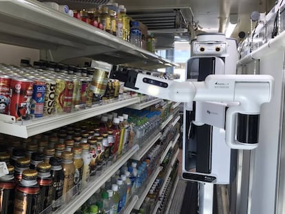 Una unidad del robot TX Scara repone bebidas en una tienda de la cadena FamilyMart en Japón.