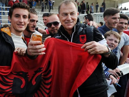 Gianni De Biasi posa con la bandera de Albania junto a algunos hinchas. 