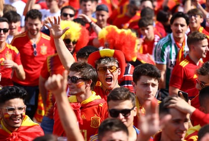 Seguidores de la selección española, este domingo en Berlín (Alemania). 