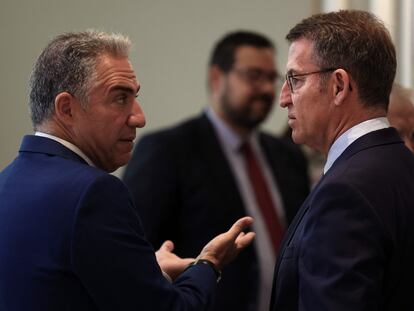 Elías Bendodo (a la izquierda), coordinador general del PP, conversa con el líder del partido, Alberto Núñez Feijóo, el lunes en Madrid.