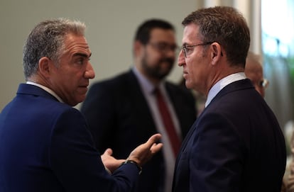 Elías Bendodo (a la izquierda), coordinador general del PP, conversa con el líder del partido, Alberto Núñez Feijóo, el lunes en Madrid.