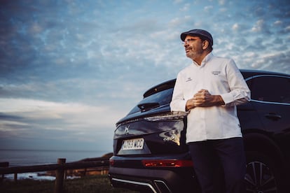 El cocinero, junto a un modelo DS7. Todo lo compartido entre Jesús Sánchez y DS Automobiles confluye en la sostenibilidad, que marca el camino a quienes aspiran a ser (o son ya) referente en su sector.