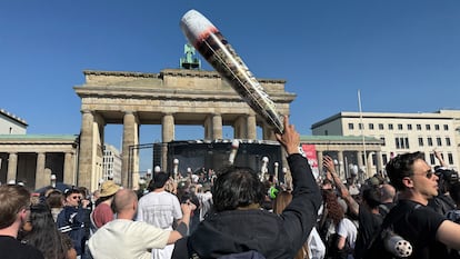 Numerosas personas se congregan en la Puerta de Brandeburgo para conmemorar el Día Mundial del Cannabis el pasado abril.