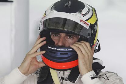 El piloto español de Sauber, Pedro De la Rosa, se pone el casco para comenzar los entrenamientos. Finalmente consigue quedar en decimotercer lugar.