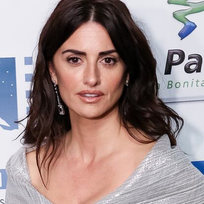 Penélope Cruz rejuvenece por obra y gracia del maquillaje.