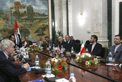 El embajador de EE UU en Irak, Ryan Crocker (izquierda), durante una reunión con su homólogo iraní Hassan Kazemi Qomi, en presencia del primer ministro iraquí, Nuri al Maliki, en mayo de 2007.