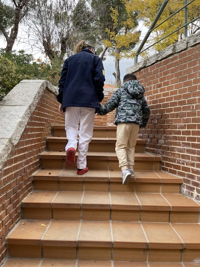 Un niño llega a la Fundación Instituto San José.