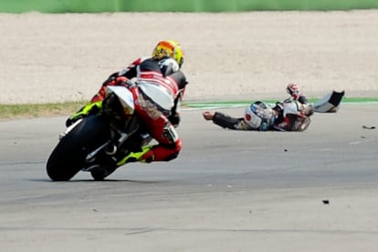 Tomizawa, en el suelo tras sufrir el accidente en Misano