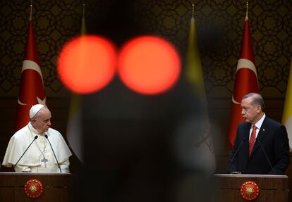 El presidente turco, Erdogan, pronuncia un discurso junto al Papa Francisco durante su reunión en el palacio presidencial de Ankara como parte de una visita de tres días en Turquía.