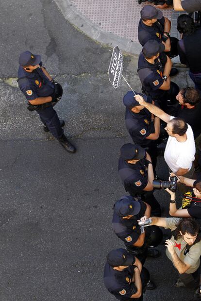 Los policías frenaron ayer a los indignados en un segundo intento de desahucio en Ciudad Lineal.