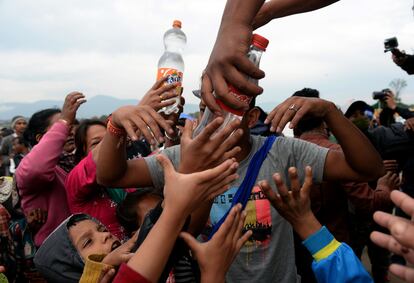 Botellas de agua son distribuidas en un campamento de evacuados en Katmandú (Nepal), el 28 de abril de 2015.