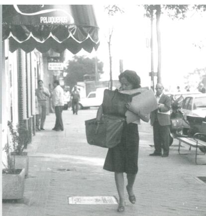 Cartera urbana de reparto en Madrid, en 1982. Poco después se generalizó el uso de carritos que pervive hoy.
