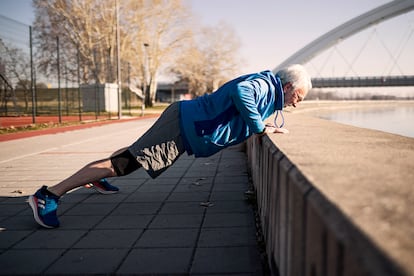 Un hombre mayor haciendo flexiones.