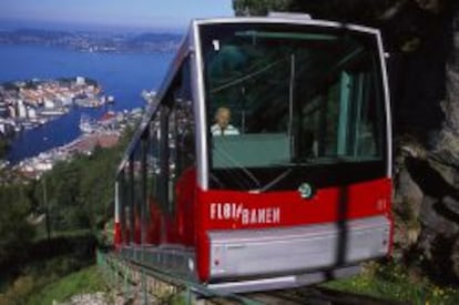 El funicular Floibanen tarda solo siete minutos en recorrer la monta&ntilde;a.