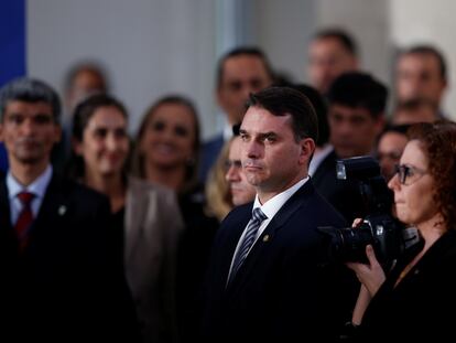 O senador Flávio Bolsonaro, filho do presidente Jair Bolsonaro, acompanha pronunciamento do pai.