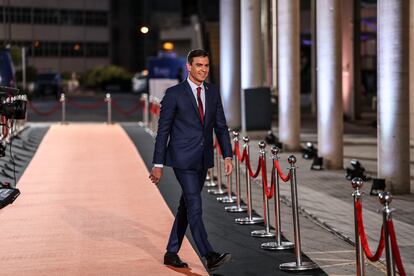 El candidato del PSOE, Pedro Sánchez, se dirige al plató de RTVE donde se celebra el debate a tres. 