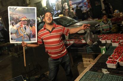 Un vendedor de fresas muestra su apoyo a Gadafi en un mercado de Trípoli.