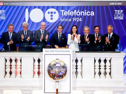 José María Álvarez-Pallete, presidente ejecutivo de Telefónica (centro), toca la campana este miércoles en Wall Street.