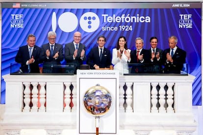 José María Álvarez-Pallete, presidente ejecutivo de Telefónica (centro), toca la campana este miércoles en Wall Street.