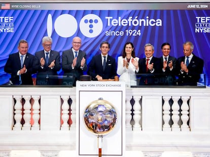 José María Álvarez-Pallete, presidente ejecutivo de Telefónica (centro), toca la campana este miércoles en Wall Street.
