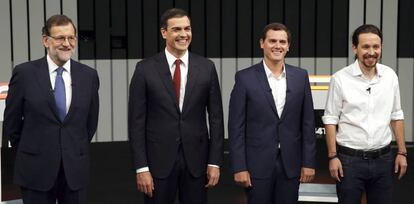 Los cuatro candidatos posan en los momentos previos al debate.