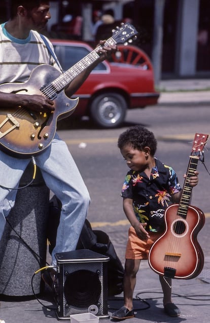 Um pequeno componente de uma orquestra de rua.