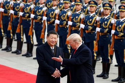 El presidente estadounidense Donald Trump (i) es recibido por su homlogo de China Xi Jinping (d), en el Gran Saln del Pueblo, en Pekn (China).