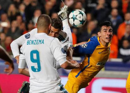 Karim Benzema y Cristiano Ronaldo del Real Madrid pelean el balón con el defensa Praxitelis Vouros.