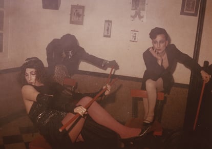 Actuación de Ploma 2 en el pub Tandem de Valencia en 1983. D’esquerra a dreta, tres de les integrants del grup Rampova, Greta Guevara y Nacha.