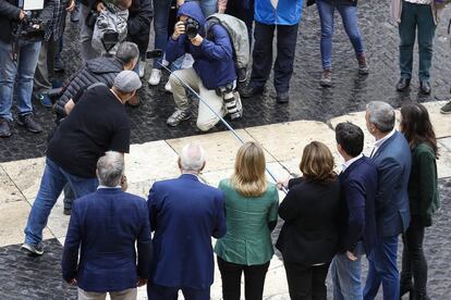 Els candidats per Barcelona, d'esquenes, en el moment de la fotografia conjunta de EL PAÍS a la plaça Sant Jaume.