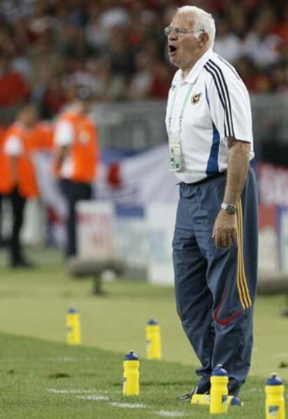 Luis Aragons da instrucciones a sus jugadores durante el encuentro ante Tnez.