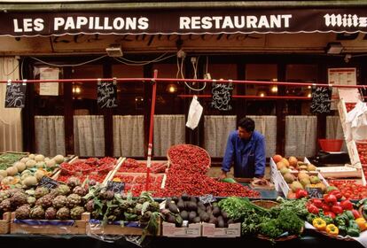 Puesto de frutas y verduras en la rue de Mouffetard que ambientó la película 'Azul' (1993) de Krzysztof Kieslowski, dentro de su trilogía 'Tres colores'.