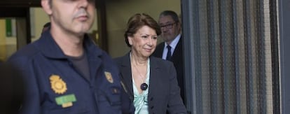 Magdalena Álvarez sale de los juzgados de Sevilla.