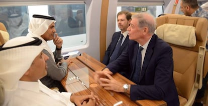 El ministro de Transportes saudí, Nabeel Al-Amudi, con Álvaro Iranzo, embajador de España en Arabia Saudí y otras autoridades en la inauguración del AVE a la Meca.