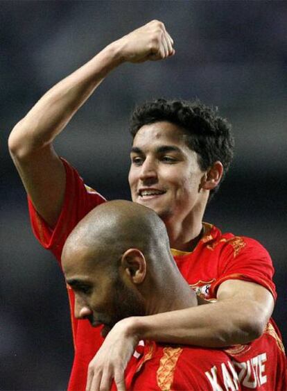 Navas celebra con Kanouté uno de los dos goles del delantero.