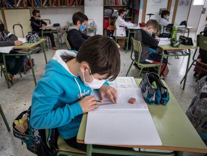 Estudiantes del colegio público Mare Nostrum de Valencia en una clase de sexto de Primaria.