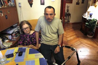 Victoria Sanz, de 84 a&ntilde;os, y su hijo Antonio Quiroja en el piso del que han sido desalojados. 