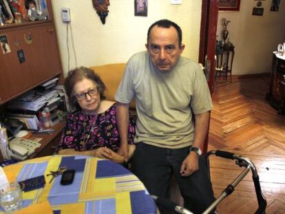 Victoria Sanz, de 84 a&ntilde;os, y su hijo Antonio Quiroja en el piso del que han sido desalojados. 
