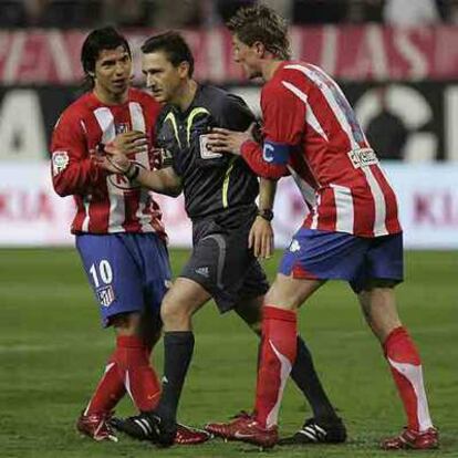 Agüero y Fernando Torres protestan a Daudén.