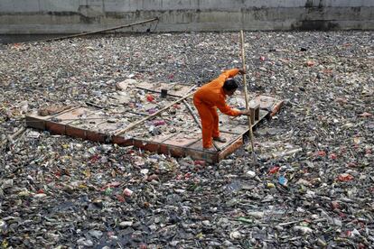 Labores de limpieza en un río de Yakarta, la capital del país, antes de que comience la temporada de lluvias en Indonesia.