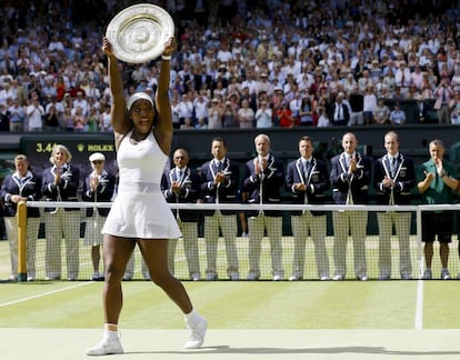 Serena Williams, tras ganar su octavo Wimbledon en 2015 derrotando a Garbi&ntilde;e Mugurtuza en la final.