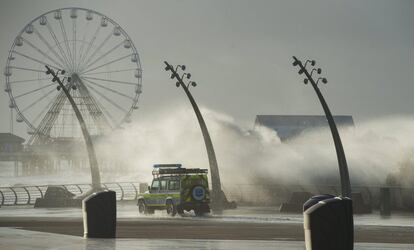 Un vehículo de la patrulla de vigilancia de la playa circula por el paseo marítimo de Blackpool (Reino Unido).