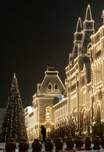 La Plaza Roja de Mosc se llena de luz y los famosos almacenes Gum se perfilan con bombillas. La celebracin en Rusia corresponde no a la Nochebuena sino ms bien al A?o Nuevo y a la Navidad ortodoxa, que se celebra el 7 de enero.