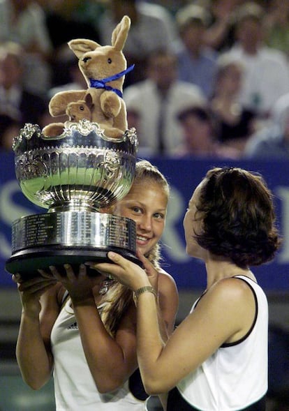 Anna Kurnikova y Martina Hingis levantan su trofeo tras ganar el torneo de dobles femeninos imponiéndose a Lindsay Davenport y Natasha Zvereva en el Open de Australia, el 29 de enero de 1999.