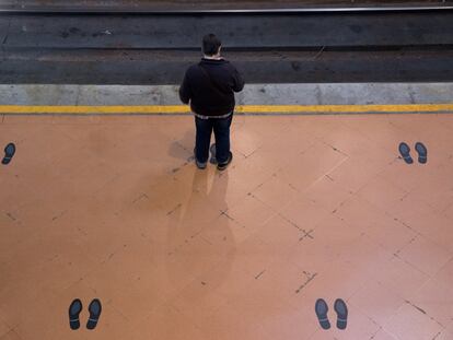 Usuario de Cercanías, en la estación de Atocha.