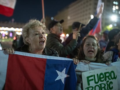 Votantes celebran tras conocer los resultados frente al palacio de La Moneda, en Santiago.
